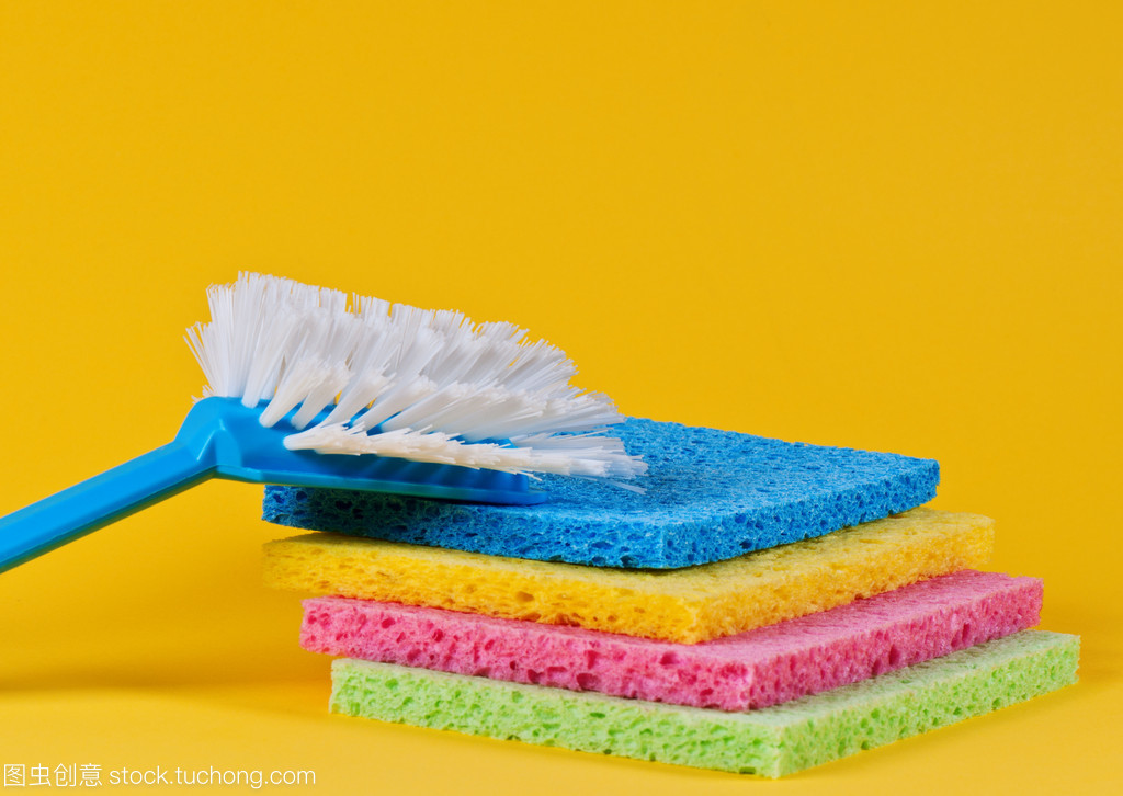 畫筆和多顏色海綿